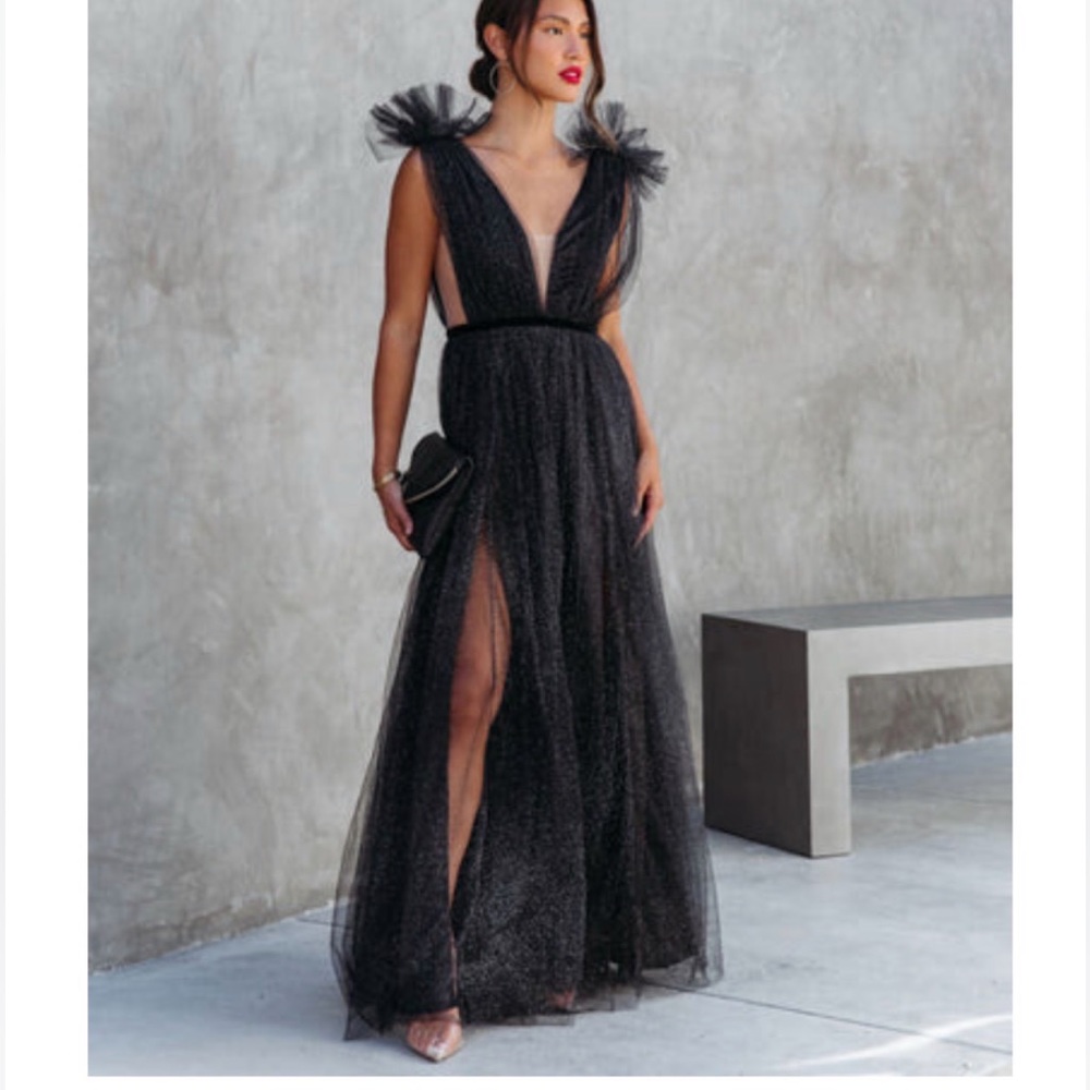 Elegant Black Tulle Prom Dress with Deep V